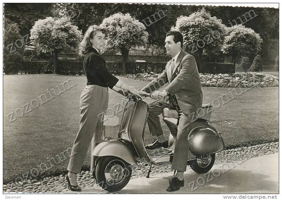 1960 VESPA SCOOTER LOVERS LOVE GLAMOUR GENTLEMAN LADY Vintage Old Photo Postcard - Motos