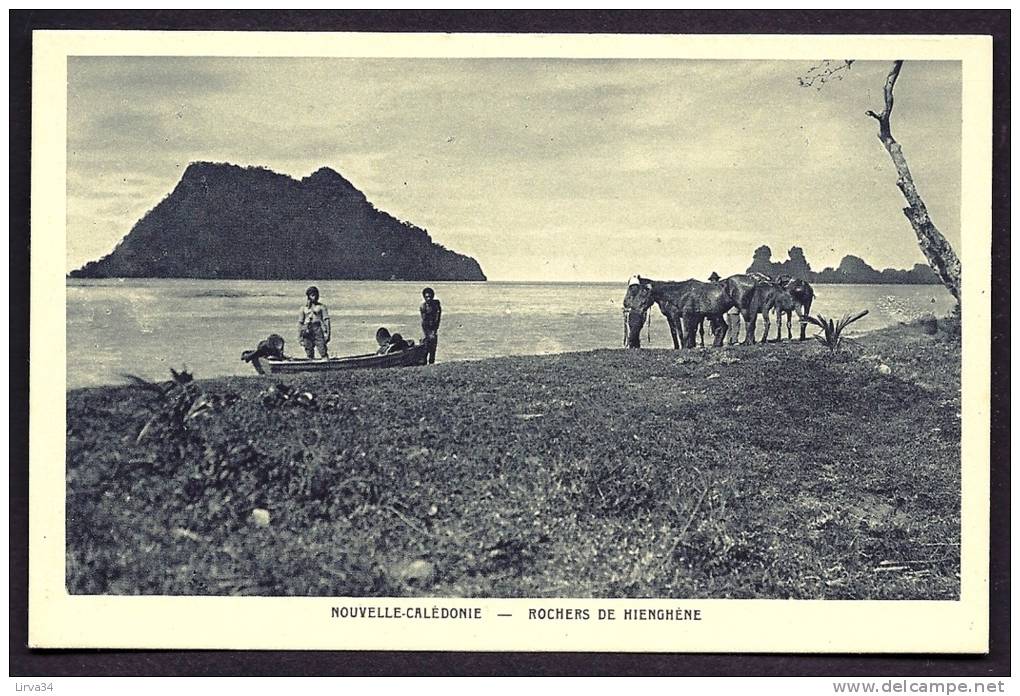 CPA ANCIENNE- OCÉANIE- NOUVELLE CALÉDONIE- LES ROCHERS DE HIENGHENE- BELLE ANIMATION- CANOË- CHEVAUX - BORD DE MER - Nieuw-Caledonië