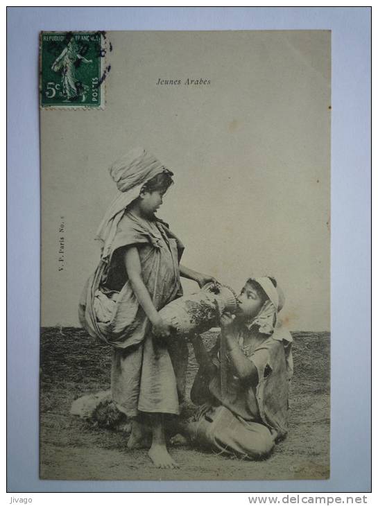 ALGERIE  (au Départ De Mustapha  1909)  :  Jeunes  ARABES - Hommes