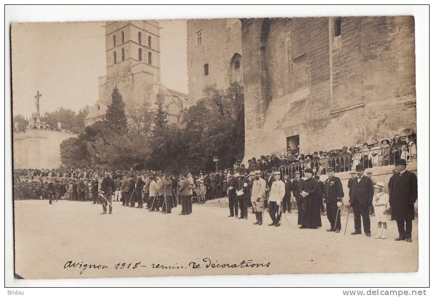 84  AVIGNON   Remise De Décorations Vers La Tour Campane    CARTE PHOTO - Avignon