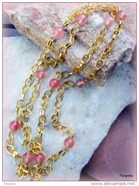 Collier Sautoir Rose Et Doré Quartz Cerise 8mm Pierre Semi-précieuse Sur Chaîne Dorée De Qualité  Longueur: Environ 91cm - Collares/Cadenas