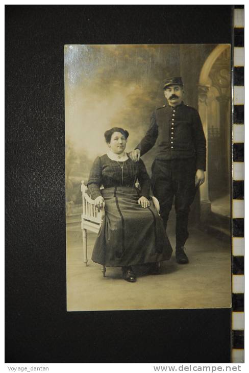 CP, Carte Photo, Militaria, Couple Posant Monsieur La Main Sur L'epaule De Madame - Regimente