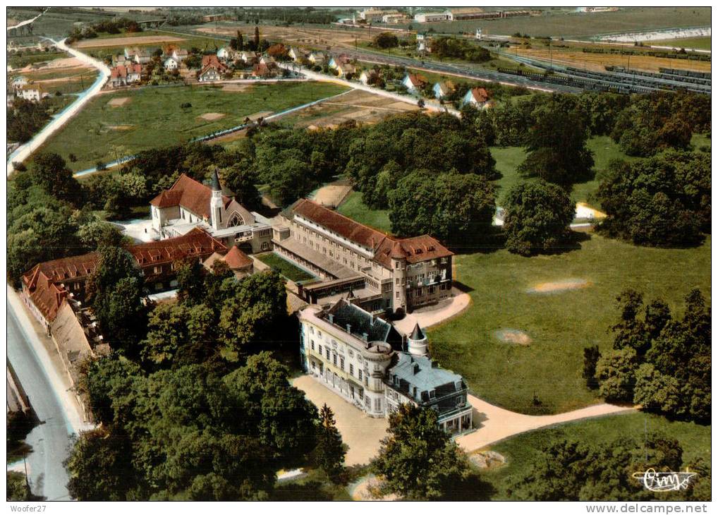 CPSM    VERNEUIL SUR SEINE     Un Coin Du Village Et Le Pensionnat Notre Dame  Des Oiseaux - Verneuil Sur Seine