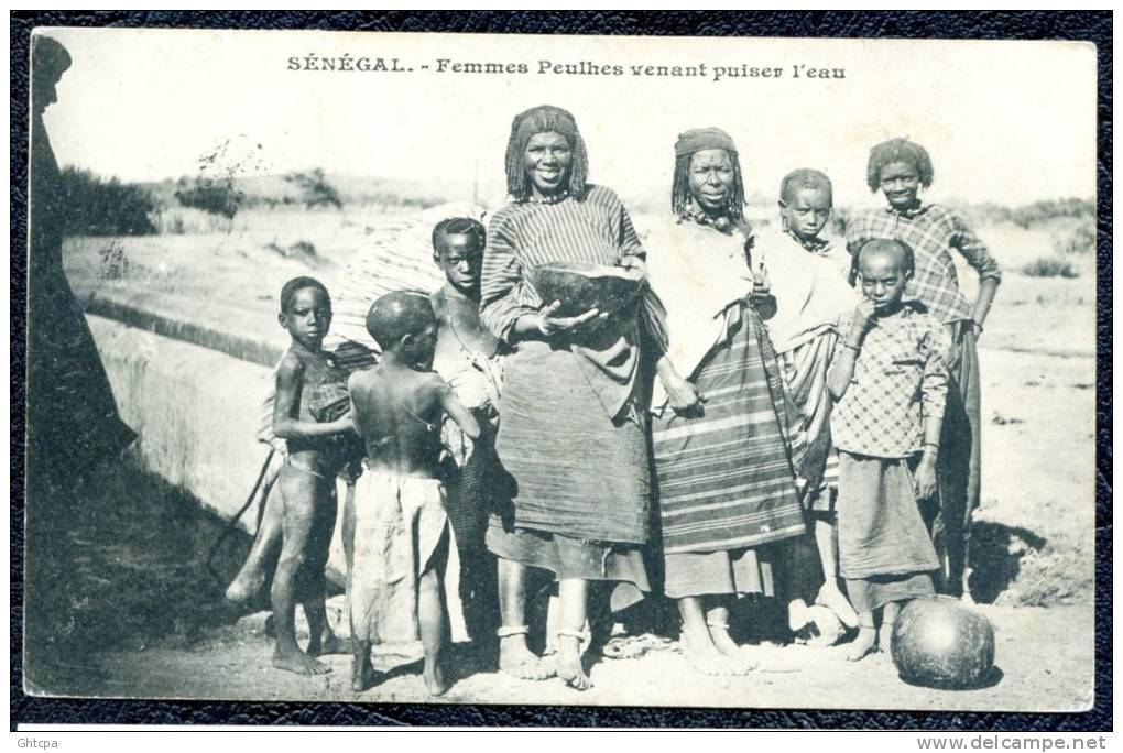 CPA. SÉNÉGAL. Femmes Peulhes Venant Puiser L'eau. - Sénégal