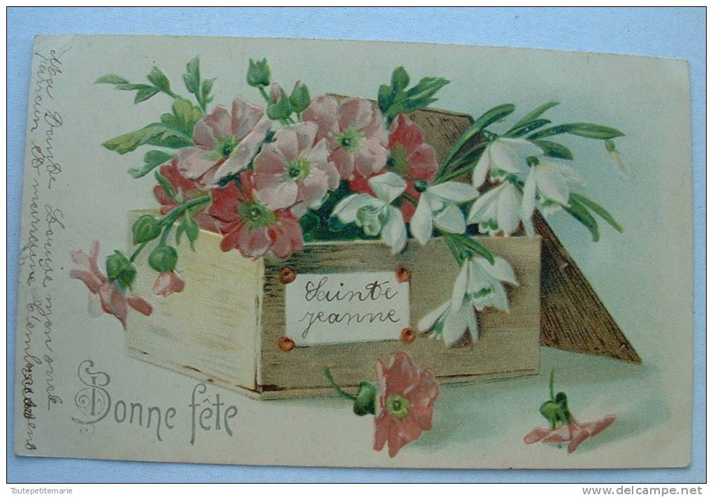 Carte Gauffrée Bonne Fete Caisse En Bois Avec Des Fleurs Roses Et Blanches - Autres & Non Classés