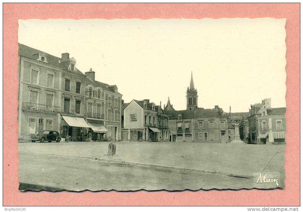 CPSM  - 72 - SILLE LE GUILLAUME - PLACE DE LA REPUBLIQUE - PEUGEOT 402 - - Sille Le Guillaume