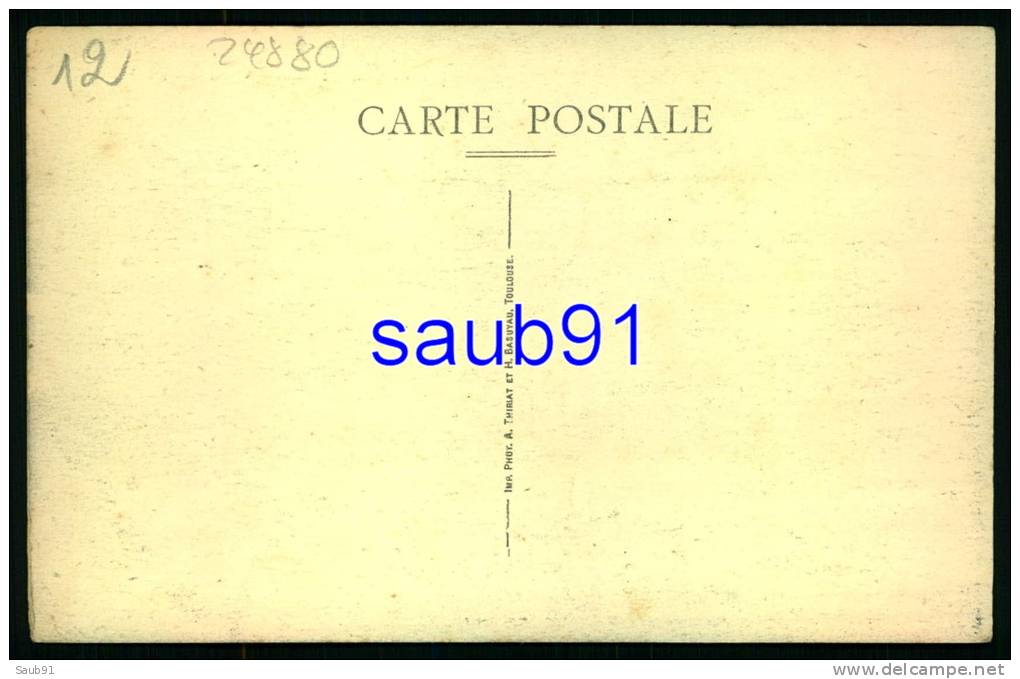 St Geniez D'Olt -  La Poste Et La Place Neuve   - Animée -  Bicyclette  -  Réf : 24880 - Sonstige & Ohne Zuordnung