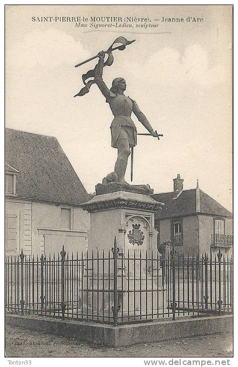 SAINT PIERRE LE MOUTIER  (58)  La Statue De Jeanne D'Arc   Cccc - Saint Pierre Le Moutier