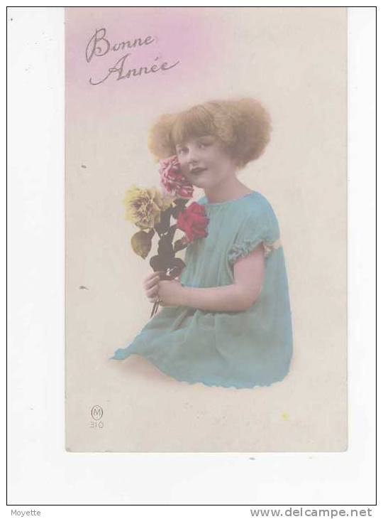 CPA-FANTAISIE-BONNE-ANNEE -1923-UNE  PETITE FILLE BLONDE ASSISE AVEC UNE ROBE BLEUE ET TROIS ROSES - Nouvel An