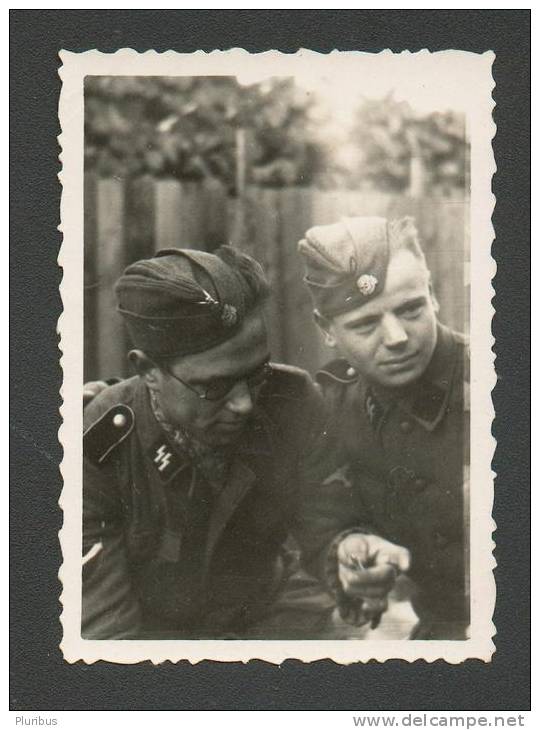 WW II  LATVIAN SOLDIERS IN SS LEGION , ARM  SHIELD  , OLD SMALL SIZE REAL PHOTO - Guerra 1939-45