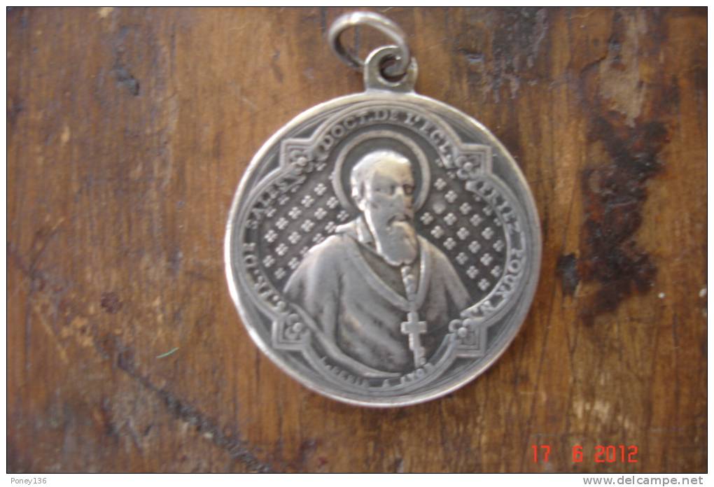 Médaille Argent  Avec Bélière ,St François De Salles Avec Exergue Recto Verso7,3 Grs Dia 2,5 Cms,signée L.Perrin Lyon - Pendentifs