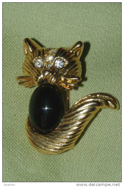 BROCHE CHAT 7 BRILLANTS YEUX Et Dessus De La Tête Et PIERRE NOIRE   32 Mm - Brooches