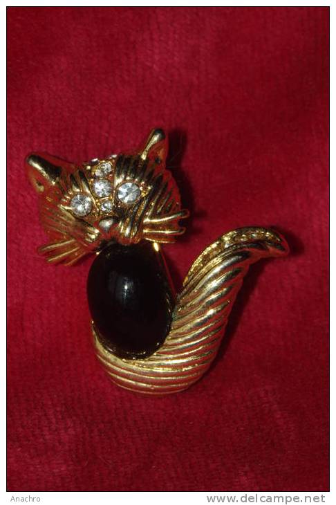 BROCHE CHAT 7 BRILLANTS YEUX Et Dessus De La Tête Et PIERRE NOIRE   32 Mm - Broches