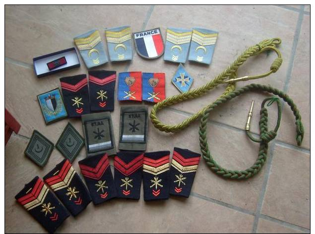 Un Lot D Epaulettes Ecussons Tissus Fourragere Militaire A Saisir(artillerie Infanterie?) - Equipement