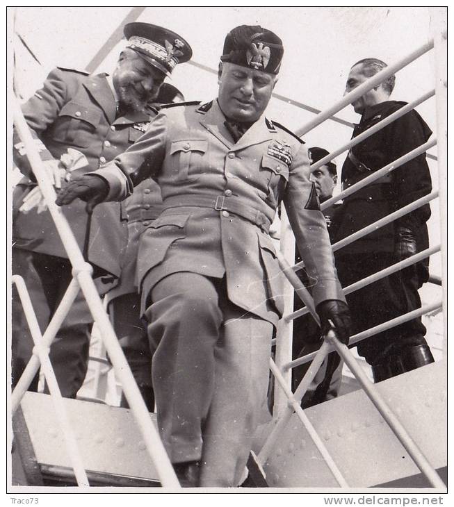 MUSSOLINI Con A Seguito Un Generale Ed Alcuni Gerarchi Fascisti / Foto "Cav. Uff. M. AGOSTO_ Genova"  Formato 17 X 22 Cm - Guerra, Militari