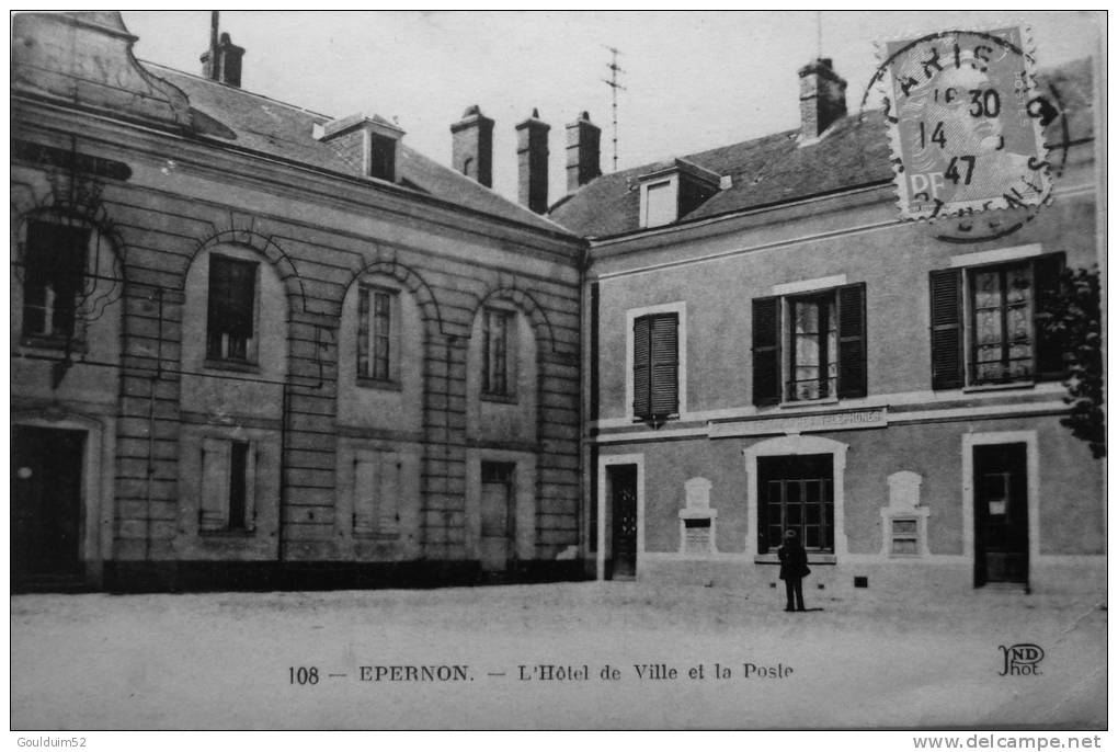 L´hotel De Ville Et La Poste - Epernon
