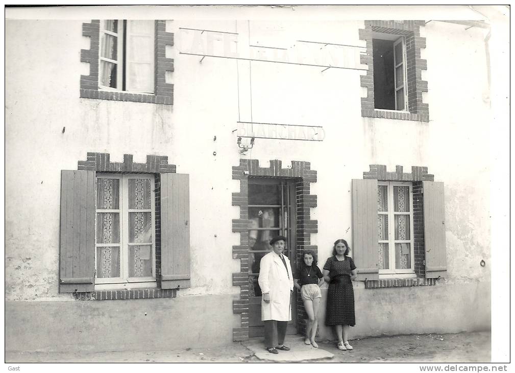 44  LES  MOUTIERS  EN  RETZ  PHOTO  CAFE  DE  LA  POSTE   FAMILLE  BLANCHARD  PLACE  DE    L EGLISE - Les Moutiers-en-Retz