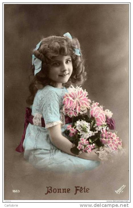 ENFANT-Fillette Avec Bouquet De Fleurs - Autres & Non Classés