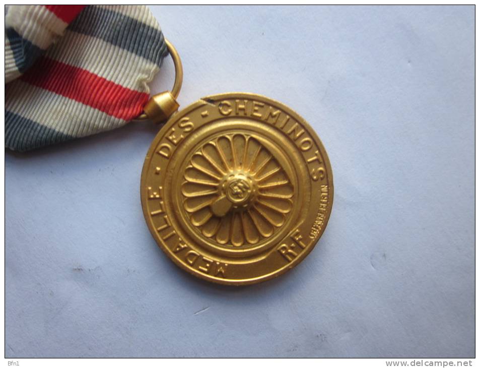 MEDAILLE DES CHEMINOTS 1947 - VOIR PHOTOS - Professionnels / De Société