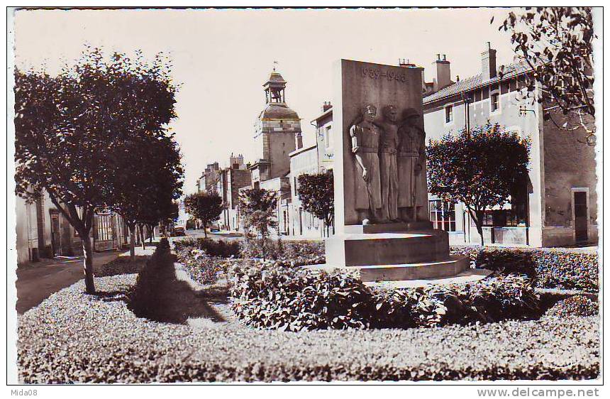 63. AIGUEPERSE. SQUARE ET MONUMENT AUX MORTS. Editions CIM - Aigueperse