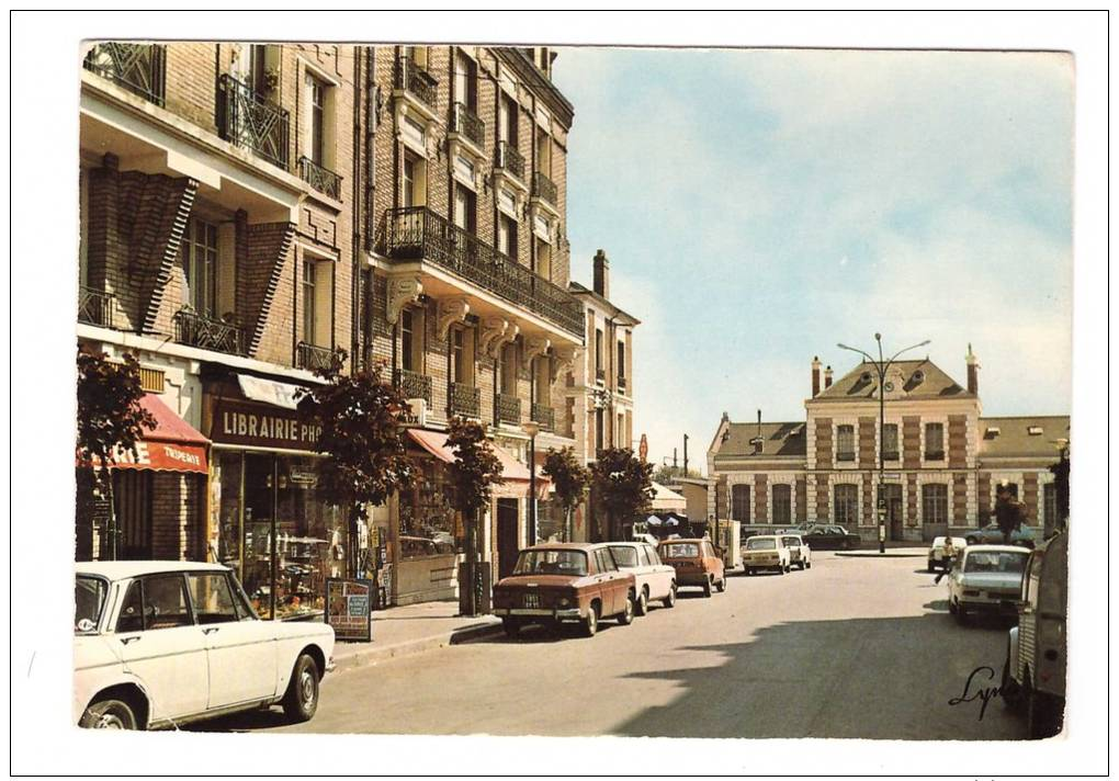 * 95 Cormeilles-en-Parisis Avenue Foch Et  La Gare , Librairie , Voitures Citroen 2cv - Cormeilles En Parisis