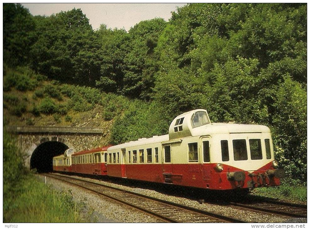 MONTHERME (08) Autorails X 3800  Plus Remorque XR Decauville Au Tunnel En Aout 1984 - Trains