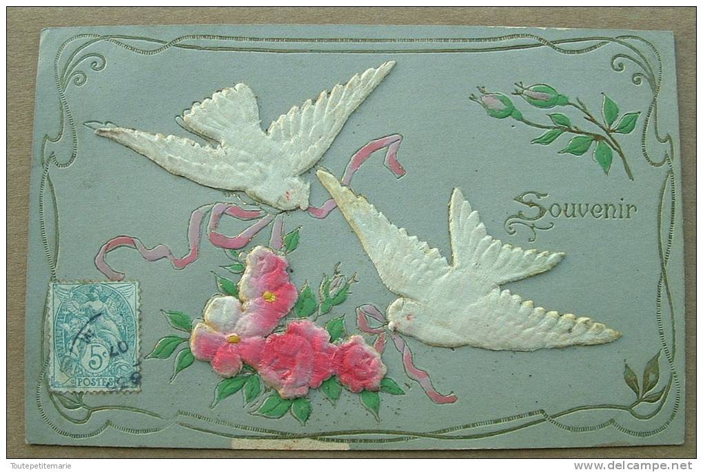 Carte Gauffrée Avec Deux Colombes Contrecollées Liant Un Bouquet De Roses - Souvenir - Autres & Non Classés