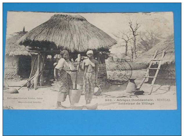 CPA Afrique Senegal Interieur De Village Femme Seins Nus - Senegal