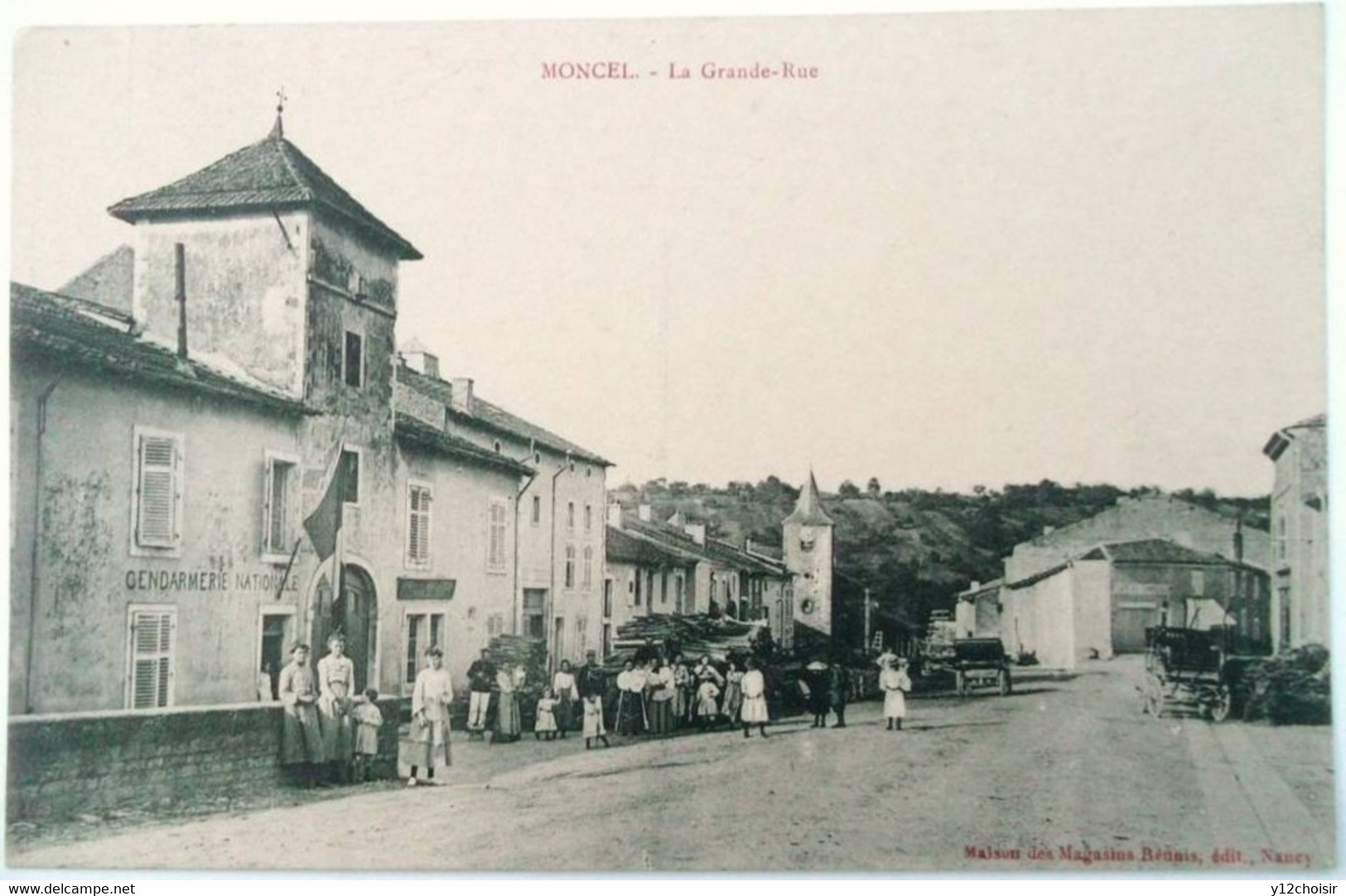 CPA GENDARMERIE NATIONALE MONCEL SUR SEILLE LA GRANDE RUE DRAPEAU BLEU BLANC ROUGE ANIMEE GENDARMES GENDARME - Polizia