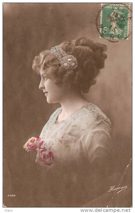 Jeune Femme Avec Des Fleurs - Vrouwen