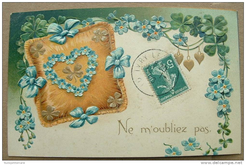 Carte Gauffrée Coeur Bleu Sur Un Coussin - Ne M'oubliez Pas - Sonstige & Ohne Zuordnung