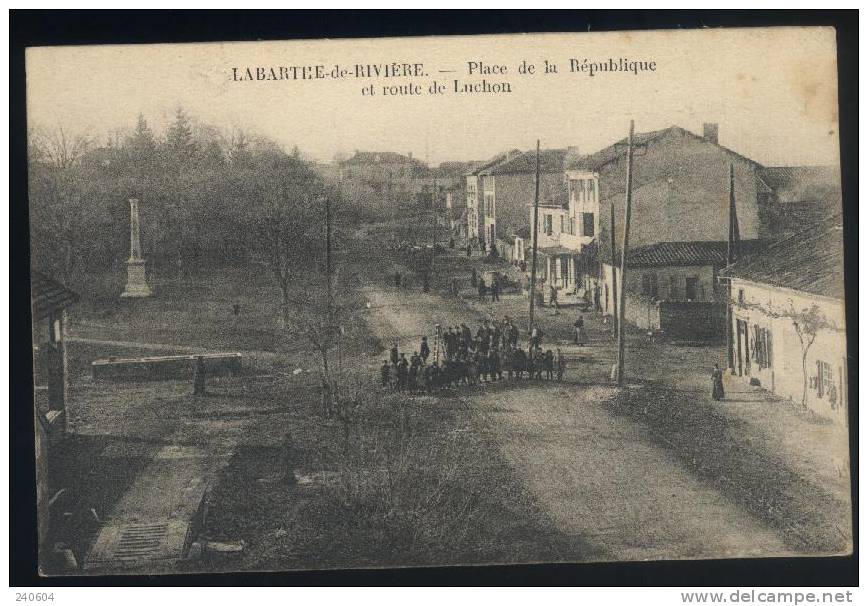 LABARTHE-de-RIVIERE  --  Place De La République Et Route De LUCHON - Autres & Non Classés