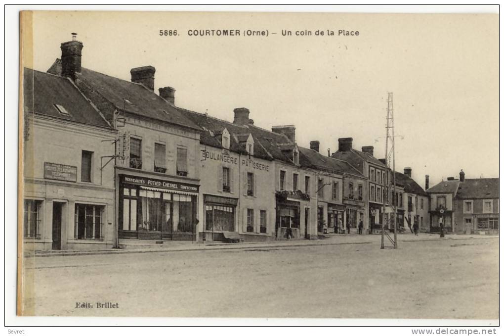 COURTOMER   -  Un Coin De La Place. - Courtomer