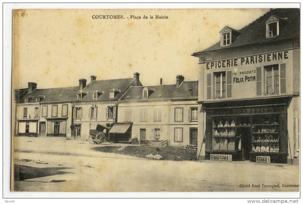 COURTOMER   -  Place De La Mairie. Beau Plan De L'Epicerie Parisienne. - Courtomer