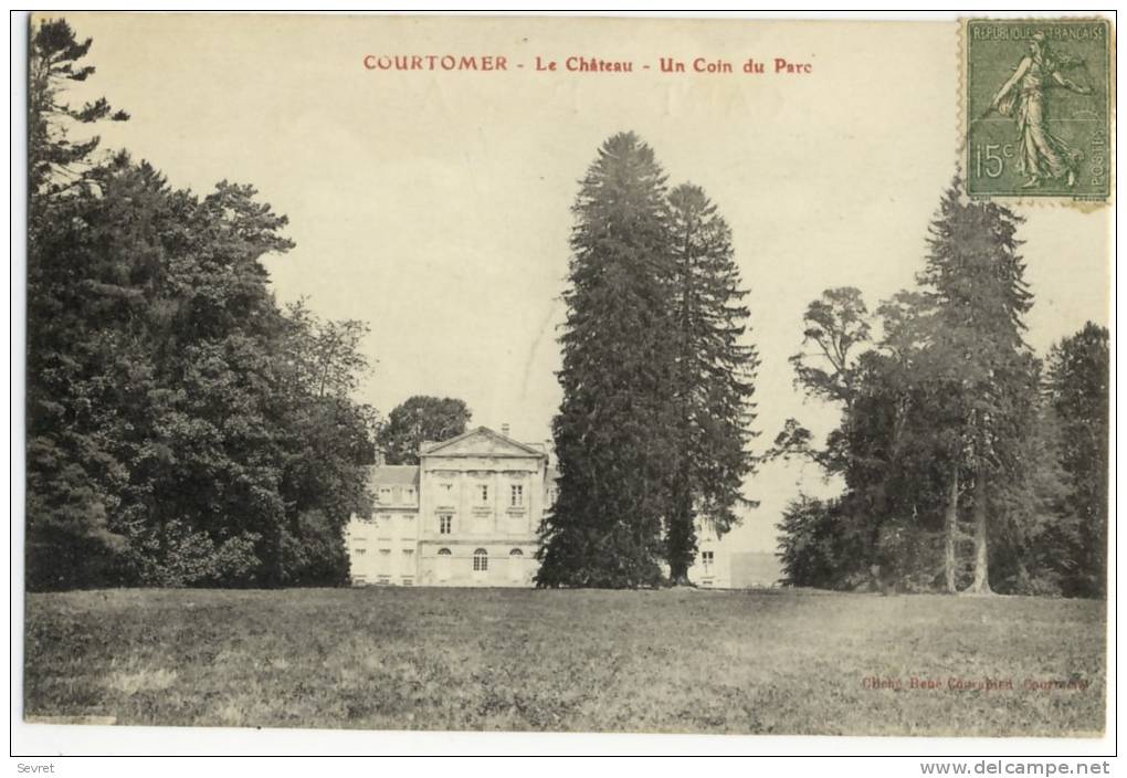 COURTOMER   - Le Château - Un Coin Du Parc. - Courtomer