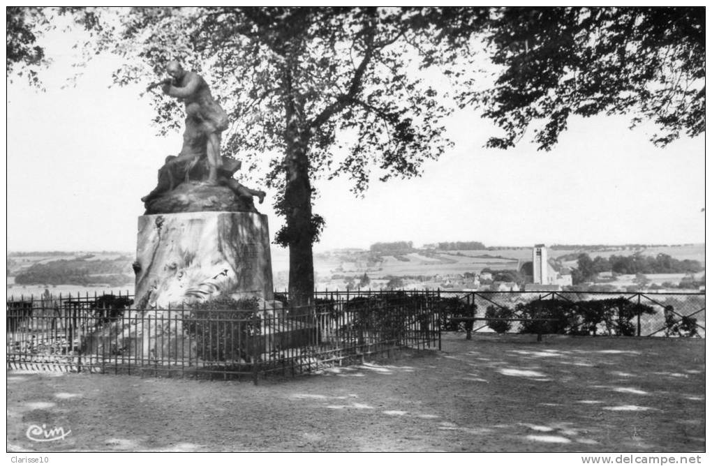 28 CPSM Chateaudun  Monument Aux Morts 1870 Et Vue Panoramique Sur St Jean - Chateaudun