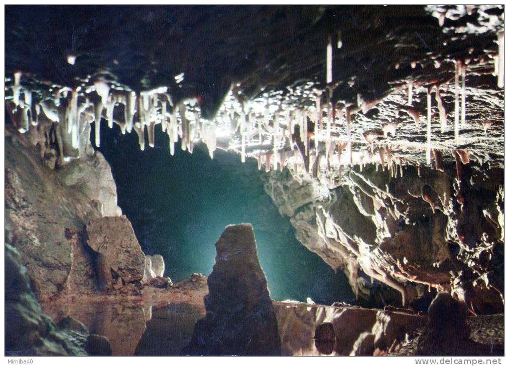 LES GROTTES DE LACAVE - Lumière Noire - Paysage Lunaire - Lacave