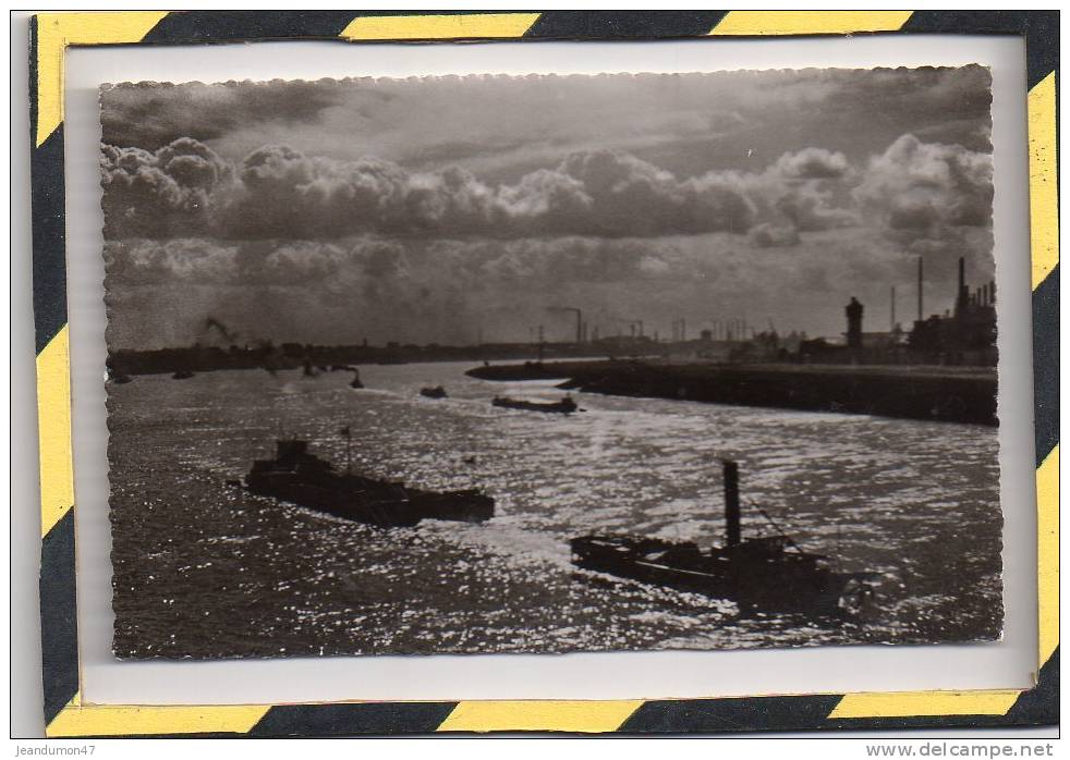 DUISBURG. - . RHEINSCHIFFAHRT MIT BLICK AUF KRUPP RHEINHAUSEN UND HUCKINGEN - Duisburg