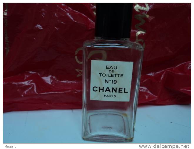 CHANEL " N° 19  FLACON ( PAS VAPO) VIDE  LIRE !!! - Miniatures Femmes (sans Boite)