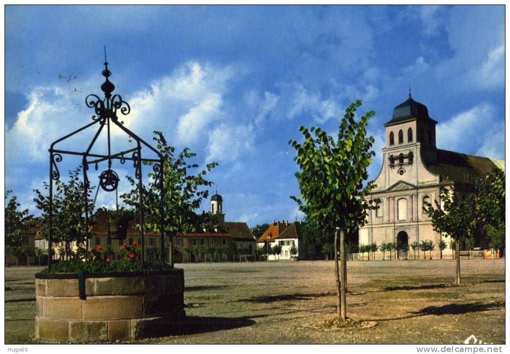 68 - NEUF-BRISACH - La Place D'Armes Avec L'Eglise Catholique Et Le Vieux Puits - Neuf Brisach