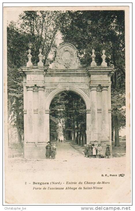 CPA Bergues, Entrée Du Champ De Mars, Porte De L'ancienne Abbaye De Saint Winoc (pk5361) - Bergues