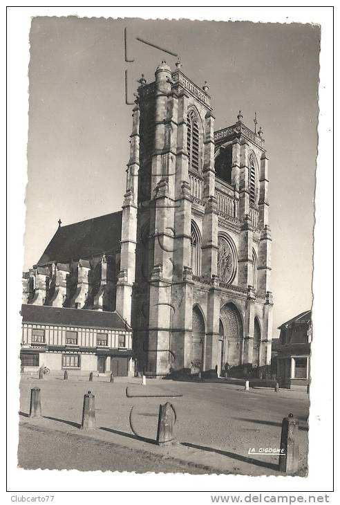 Corbie (80) : L'abbatiale Saint-Pierre De Corbie  En 1950. - Corbie