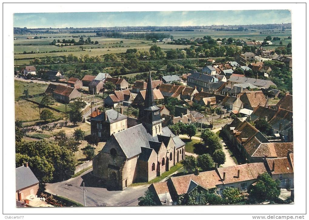 Nérondes (18)  : Vue Aérienne Sur Le Quartier De L'église En 1960. - Nérondes