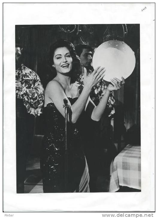 DALIDA - Chanteuse - Photo 17.5 X 24 Cm - Année 1958 - Famous People