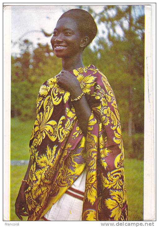 Jeune Femme En Costume Pour La Danse Adowa - Ghana - Gold Coast