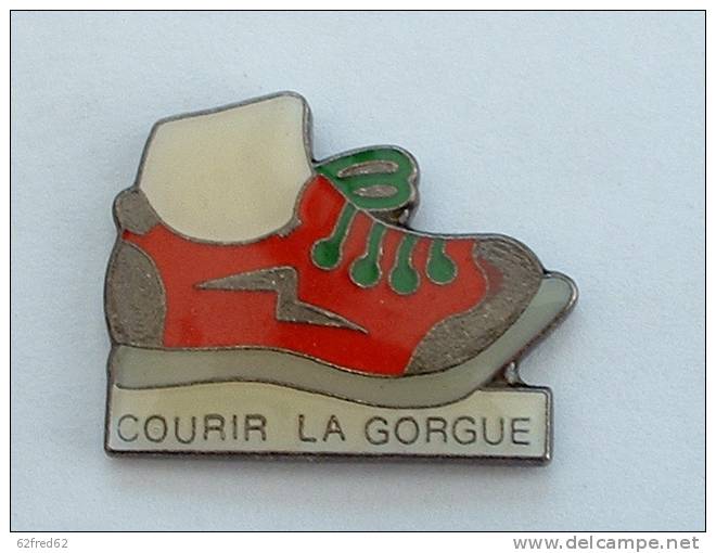 Pin´s CHAUSSURE  - COURIR LA GORGUE N°1 - Atletismo