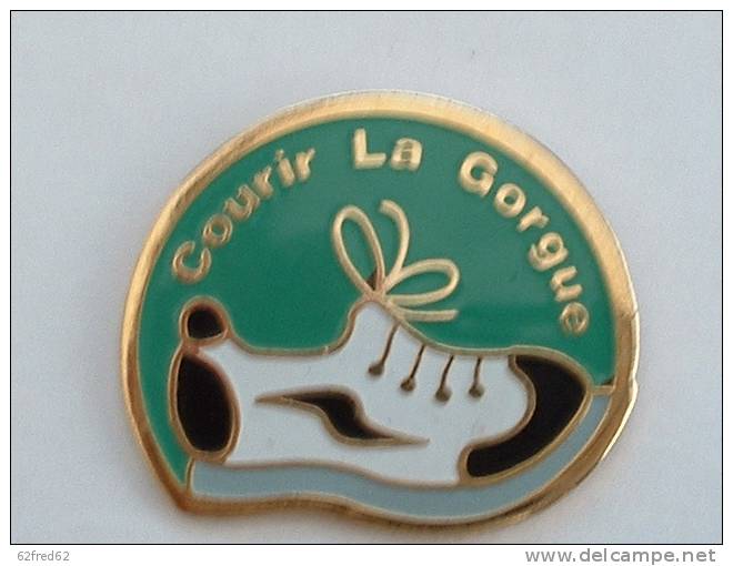 Pin´s CHAUSSURE  - COURIR LA GORGUE N°2 - Athlétisme