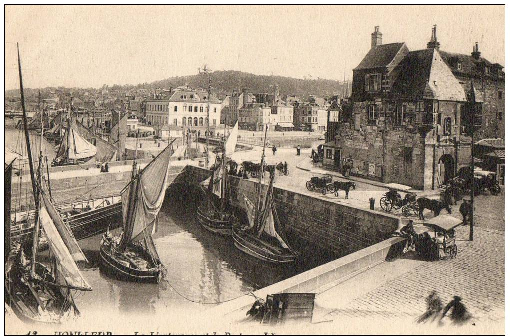 CPA 843 CPM 14 Honfleur La Lieutenance Et Le Port Bateaux Voiliers Attelages Calèche 1918 - Honfleur