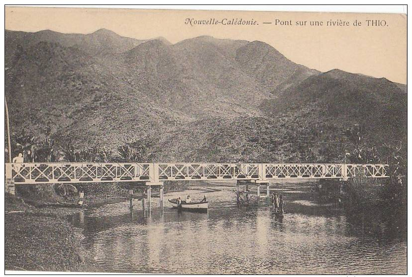 CPA Nelle CALEDONIE  PONT Métallique Sur Une RIVIERE De THIO Canaques à L´ Eau Barque Montagnes - Nouvelle Calédonie