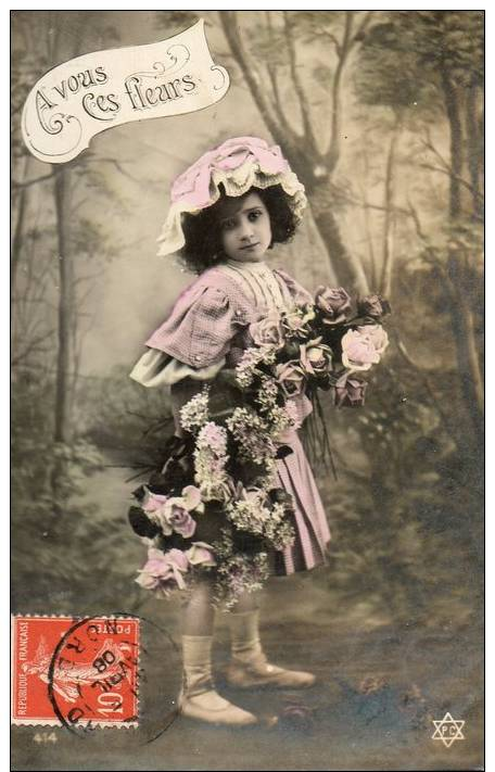 CPA 871 CPM Fantaisie Belle Carte Photo D´une Jeune Fille Enfant  Au Bouquet De Fleurs A Vous Ces Fleurs 1908 - Autres & Non Classés